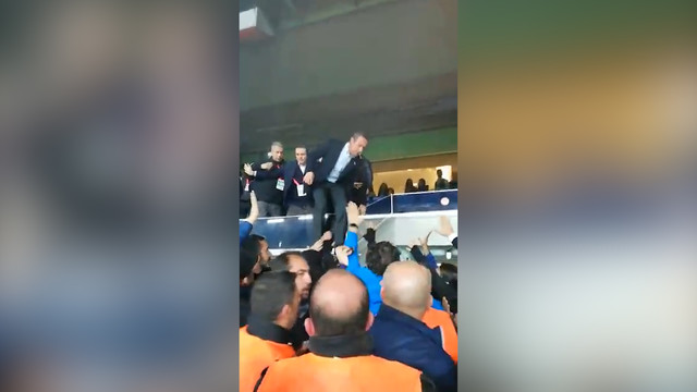 Президент «Фенербахче» напал на оскорблявших его болельщиков