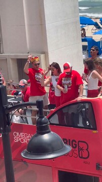 Маршан надел корону с крысой на чемпионском параде «Флориды»