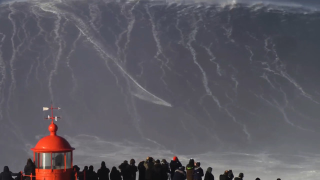Серфингист покоряет огромную волну высотой 35 метров