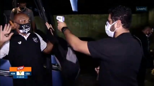 Работник бразильского клуба принял термометр за пистолет