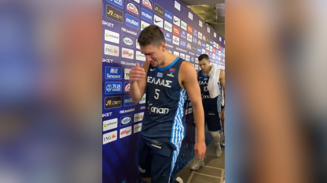 Баскетболисты сборной Греции плачут после поражения