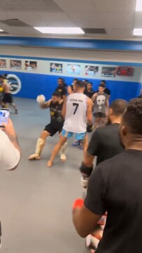 Алекс Перейра нокаутировал бойца в зале