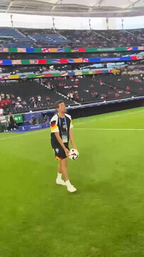 Мюллер пытается попасть мячом по крыше стадиона на Евро-2024
