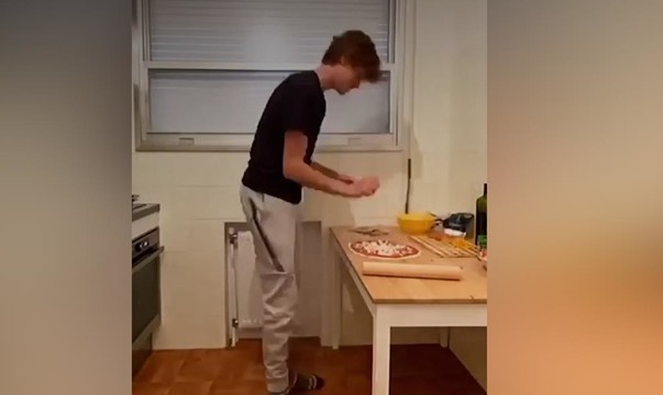 Итальянец Янник Синнер начал челлендж по изготовлению пиццы