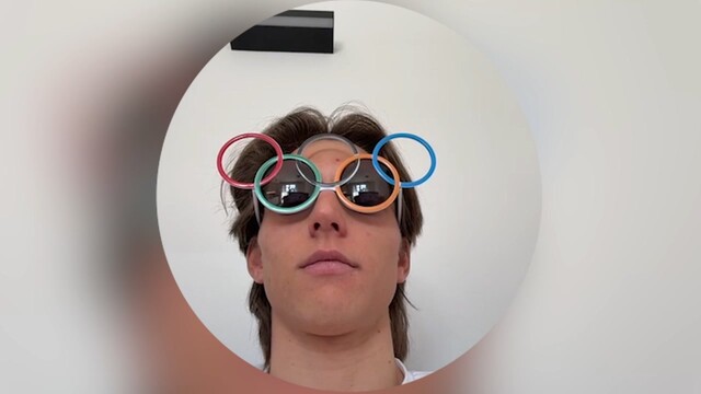 Коростелёв показал, как болеет за Непряеву из номера на Олимпиаде-2026