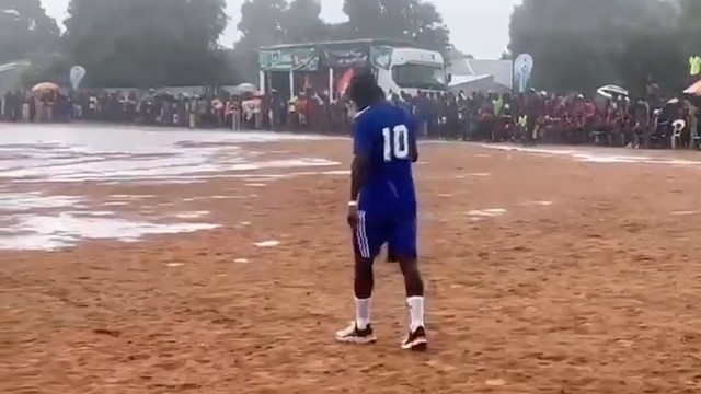 Садио Мане сыграл в футбол в родной деревне в Сенегале