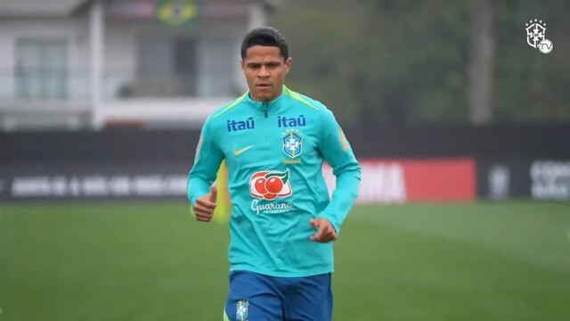 Дуглас Сантос провёл тренировку в расположении сборной Бразилии