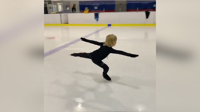 Сын Плющенко тренирует двойные прыжки и вращения