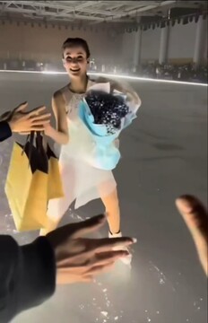 Дарья Усачёва навестила российских фигуристов на шоу в Китае