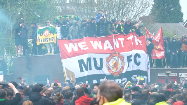 Тысячи фанатов «Ман Юнайтед» протестуют против владельцев клуба