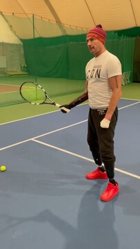 Роман Костомаров сыграл в теннис протезированной рукой