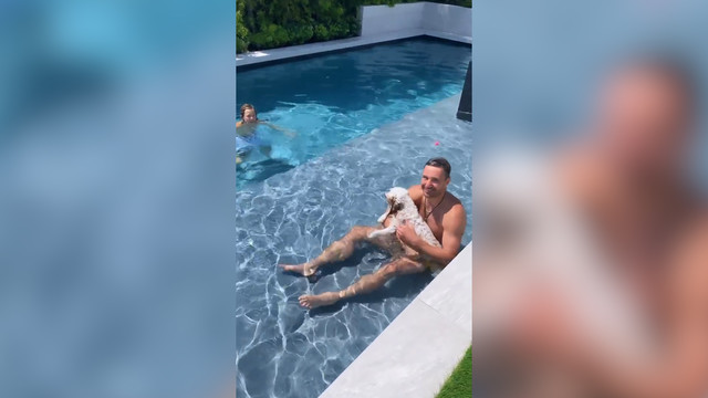 Ковальчук отдыхает в бассейне с женой, детьми и собакой