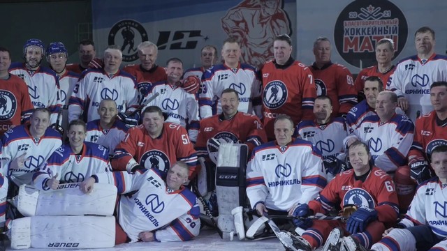 Легенды хоккея провели в Норильске благотворительный матч