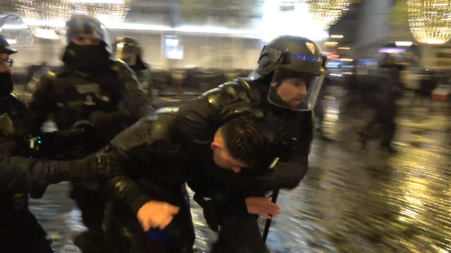 Полиция Парижа разгоняет болельщиков после поражения Франции