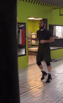 Артур Бетербиев тренируется со скакалкой