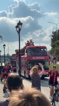 В Ярославле проходит чемпионский парад «Локомотива»