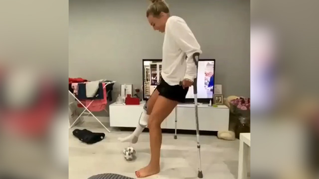 Ксения Коваленко поработала с мячом прооперированной ногой