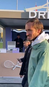 Медведев в Алма-Ате провёл автограф-сессию и пообщался с болельщиками