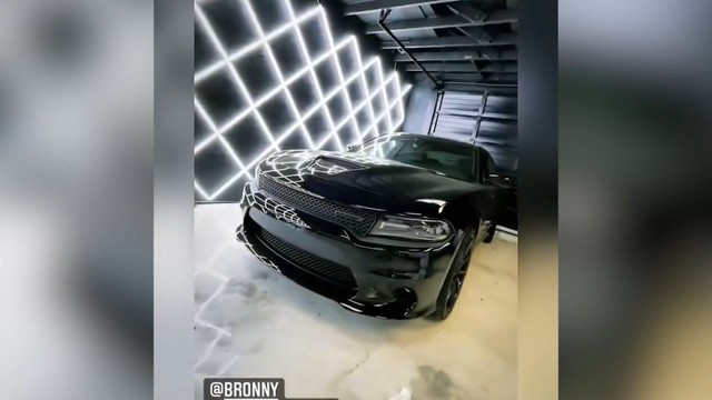 Как выглядит роскошный автомобиль Бронни Джеймса
