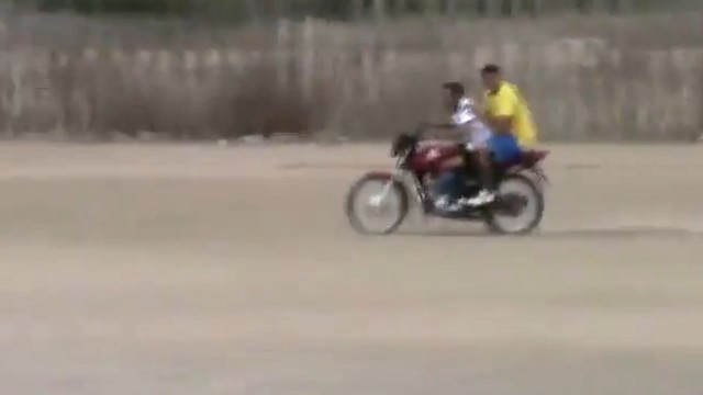 В Бразилии голкипера доставили к воротам на мотоцикле
