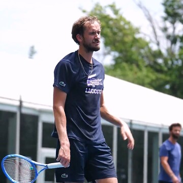 Медведев тренируется перед стартом турнира в Вашингтоне