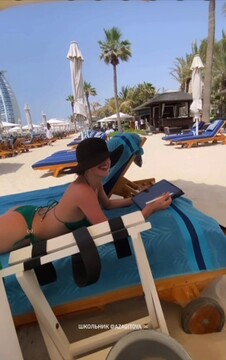 Алина Загитова делает уроки на пляже