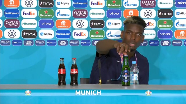 Погба убрал бутылку пива со стола на пресс-конференции