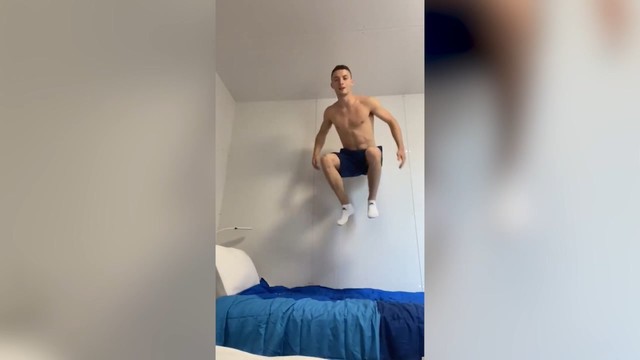Ирландский гимнаст прыгает на «антисекс-кровати» на ОИ в Токио