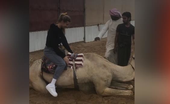 Теннисистка Эжени Бушар приручила верблюда
