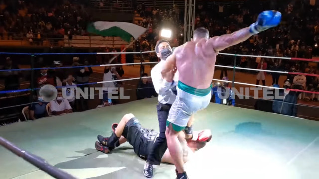Боксёр начал добивать соперника ногами после нокдауна