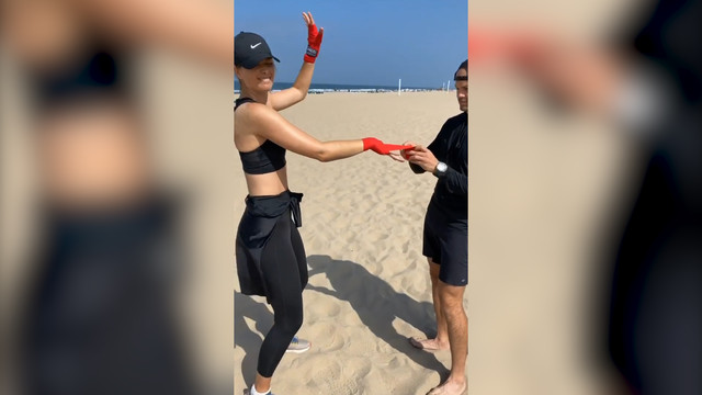 Мария Шарапова провела тренировку на пляже с элементами бокса