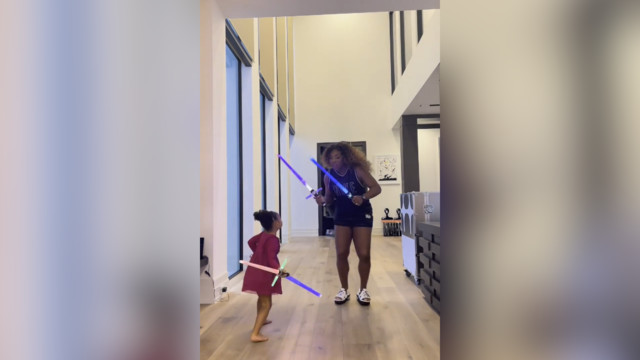 Серена Уильямс сражается с дочерью на световых мечах