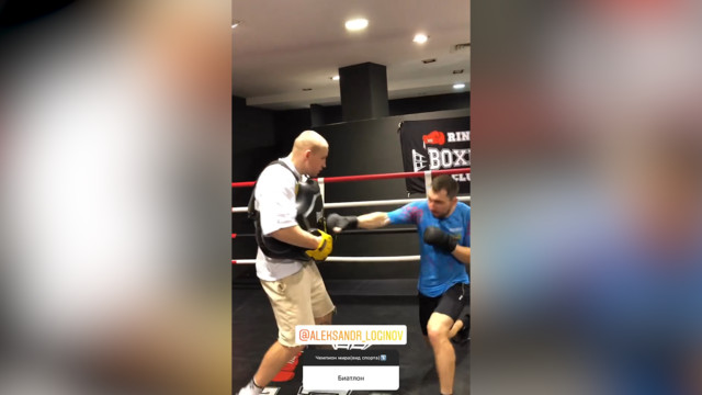 Александр Логинов отработал удары с тренером по боксу