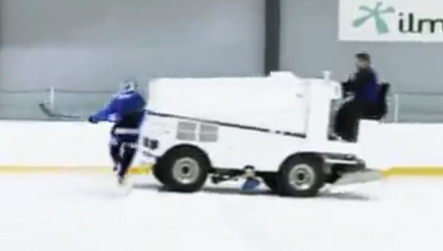 Хоккеист провёл силовой приём против машины для заливки льда