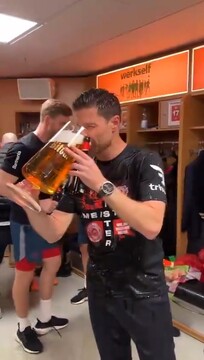 Алонсо с пивом отмечает чемпионство «Байера»