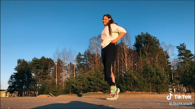 Гимнастка Денисова впечатляет своими акробатическими навыками