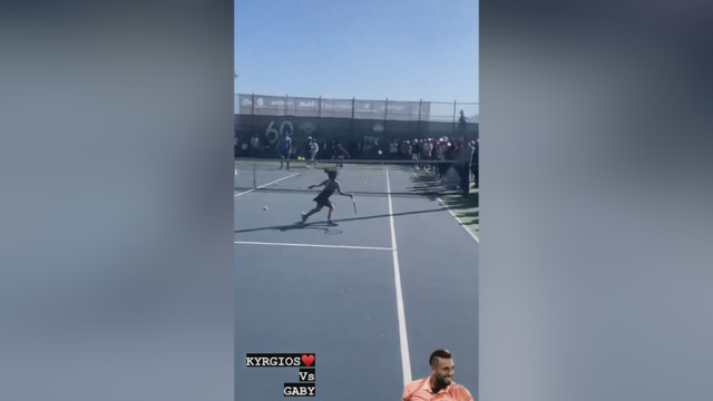 Ник Кирьос играет в теннис с маленькой девочкой