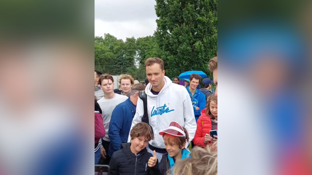 Даниил Медведев раздаёт автографы в Хертогенбосхе