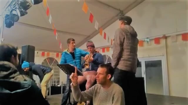 Французские болельщики исполняют песню в пьяной палатке