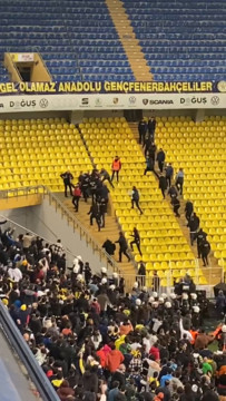 Турецкая полиция выводит болельщиков «Зенита» со стадиона