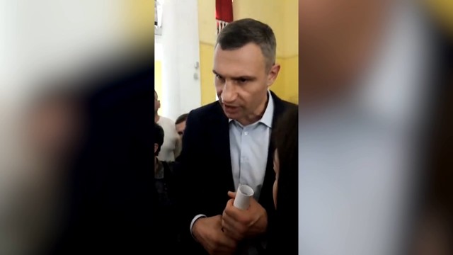 Кличко выбил телефон у журналиста после неудобного вопроса