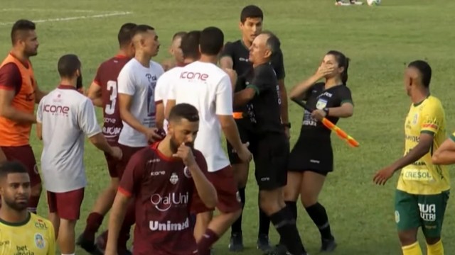 В Бразилии тренер ударил женщину-арбитра головой