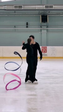 Арина Аверина и Дмитрий Алиев проводят время на льду