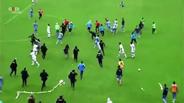 В Перу футболисты и болельщики атаковали судью во время матча