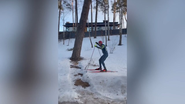 Александр Большунов катается на лыжах вокруг дома