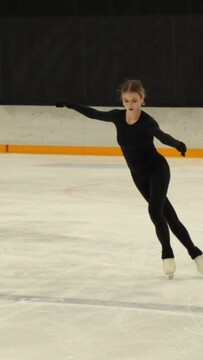 Трусова исполнила чистый четверной лутц на тренировке
