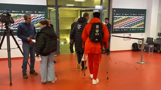 Кингсли Коман покинул стадион «Аугсбурга» на костылях