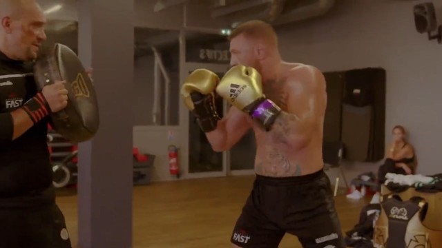 Макгрегор показал боксёрскую тренировку в «золотых» перчатках
