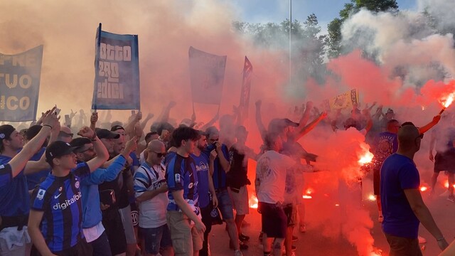Фанаты «Интера» жгут файеры около стадиона перед финалом ЛЧ
