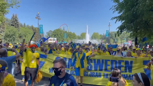 Проход шведских болельщиков перед матчем